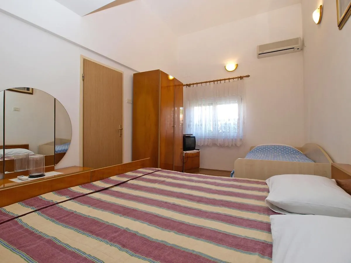 Apartments Mladen 1588 Póla