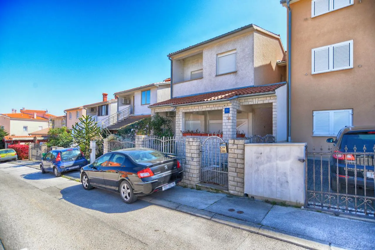 Apartments Mladen 1588 location